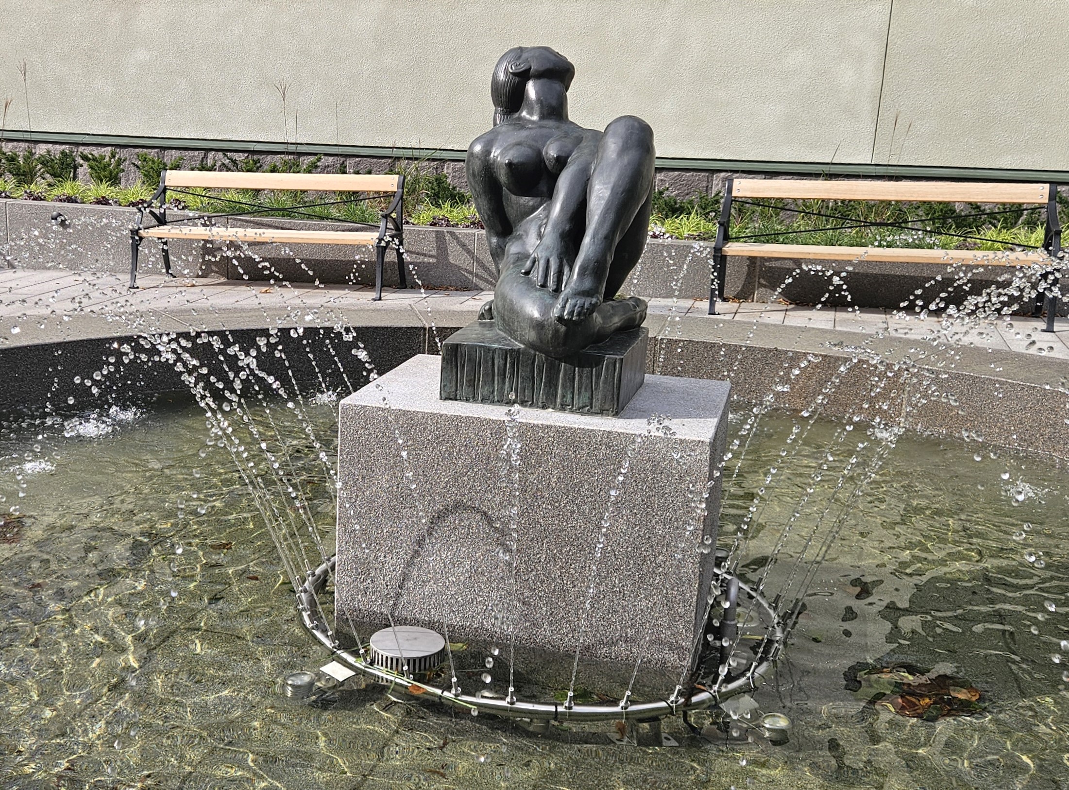 "Susanna i badet", av Carl Milles, är en skulptur av svart diabas från 1916 som bl.a. finns utanför Lidingö simhall.