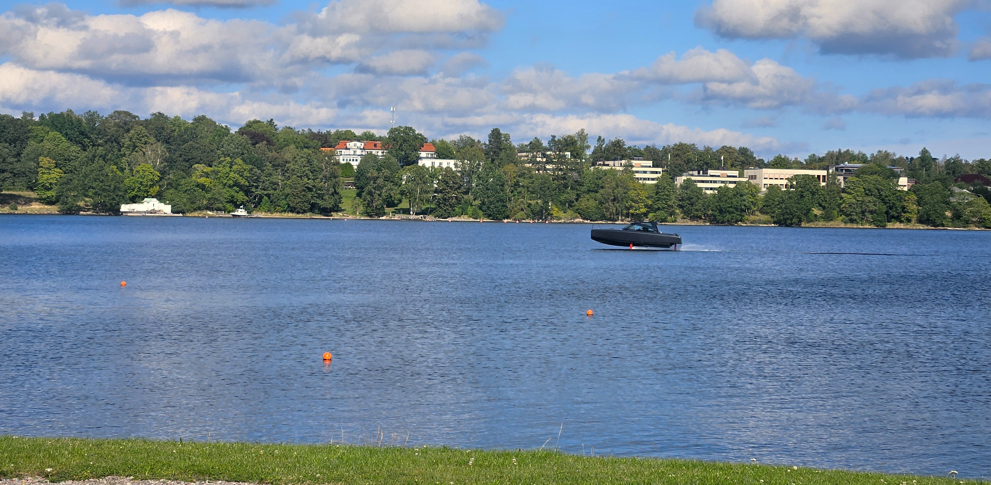 En bärplansbåt från Candella på väg in i Hustegafjärden. I bakgrunden Lovik, Rönneberga och Söderås. 3 september 2025