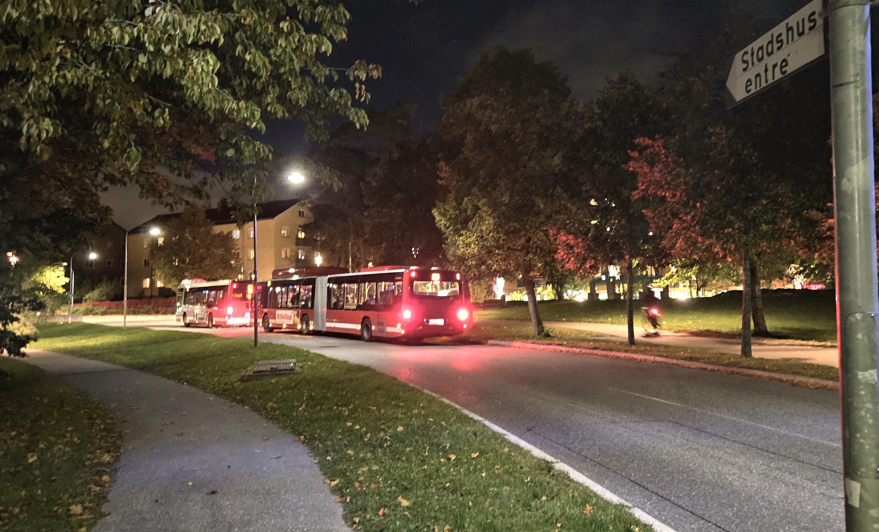 Bussgatan i kvällsbelysning. Bussgatan är den enda "gatan" på Lidingö. 15 oktober 2025.