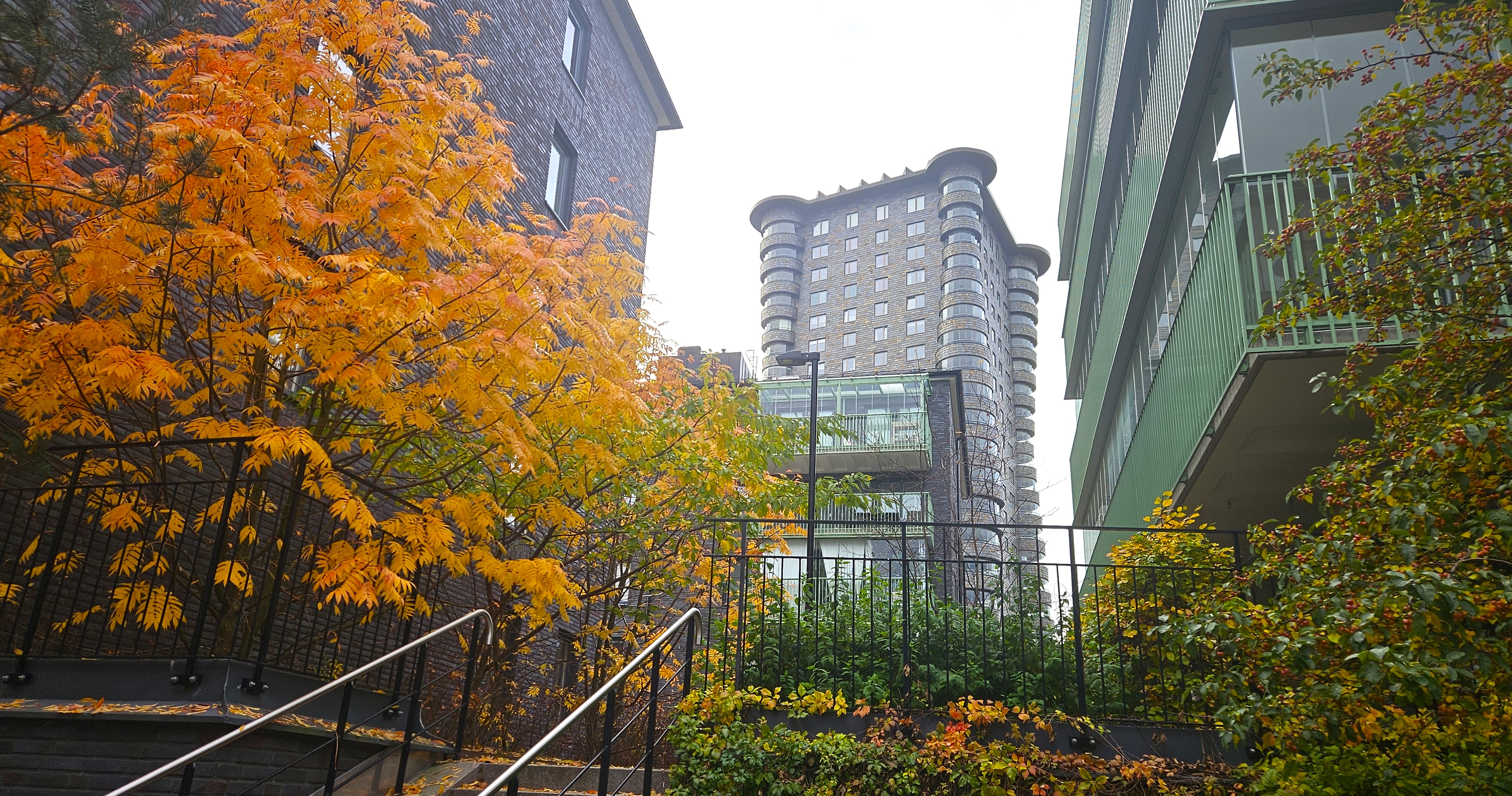 I Dalénumområdet syns det höga Fyrtornet från många håll, här från Periskopvägen. 27 oktober 2025