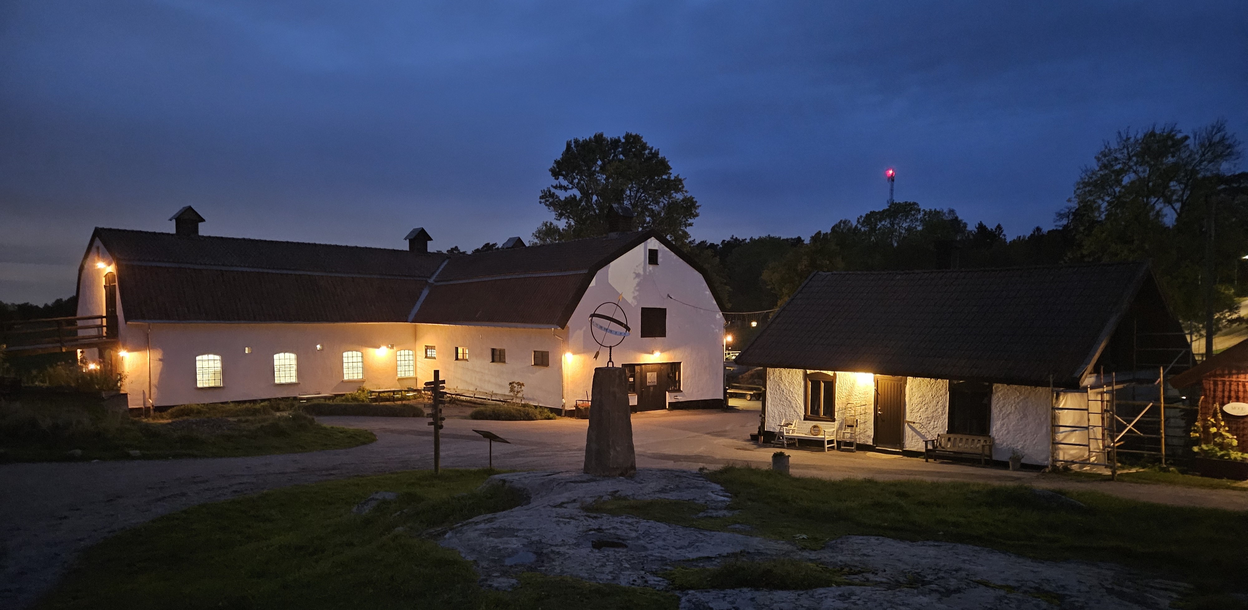 Elfviks gård i kvällsbelysning. 8 oktober 2025