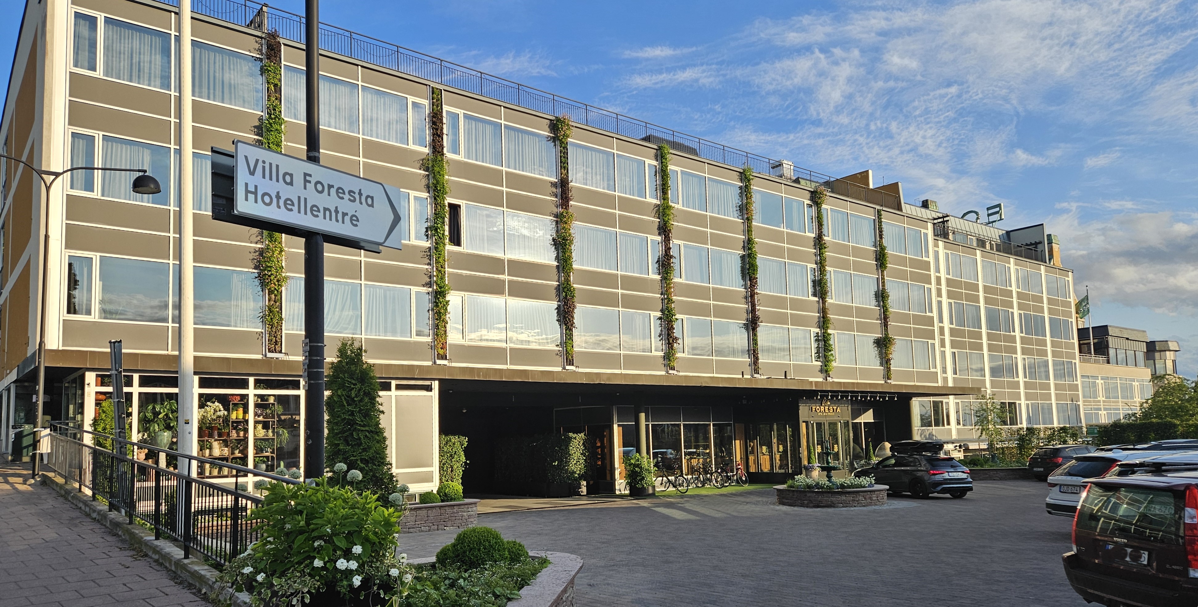 Villa Foresta i kvällssol. 9 juni 2025