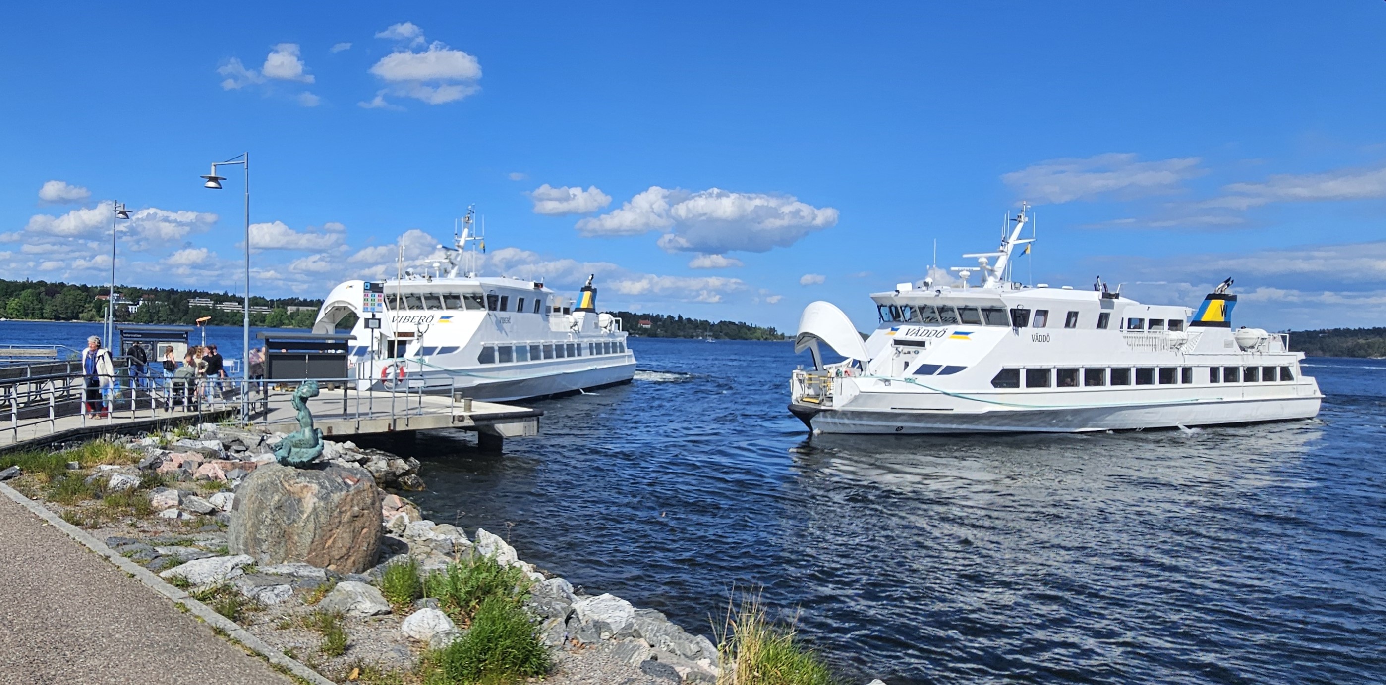 Waxholmsbolagets Viberö och Väddö möts vid Gåshaga brygga. 2 juni 2025