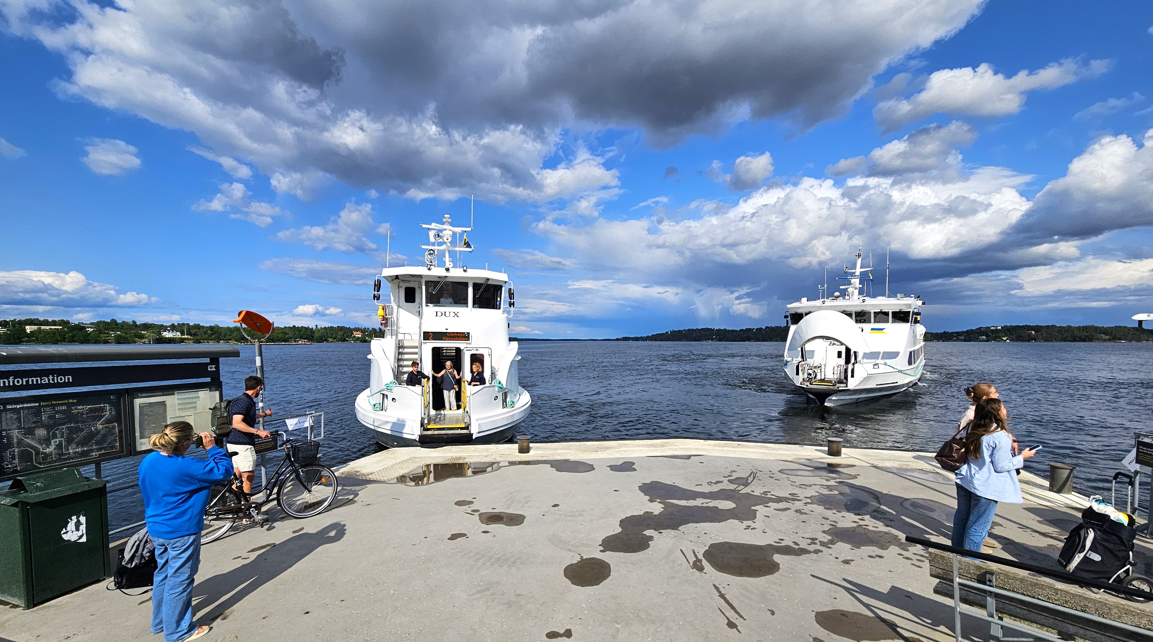 Gåshaga brygga. Dux kommer och Wärmdö backar ut. 18 juni 2025