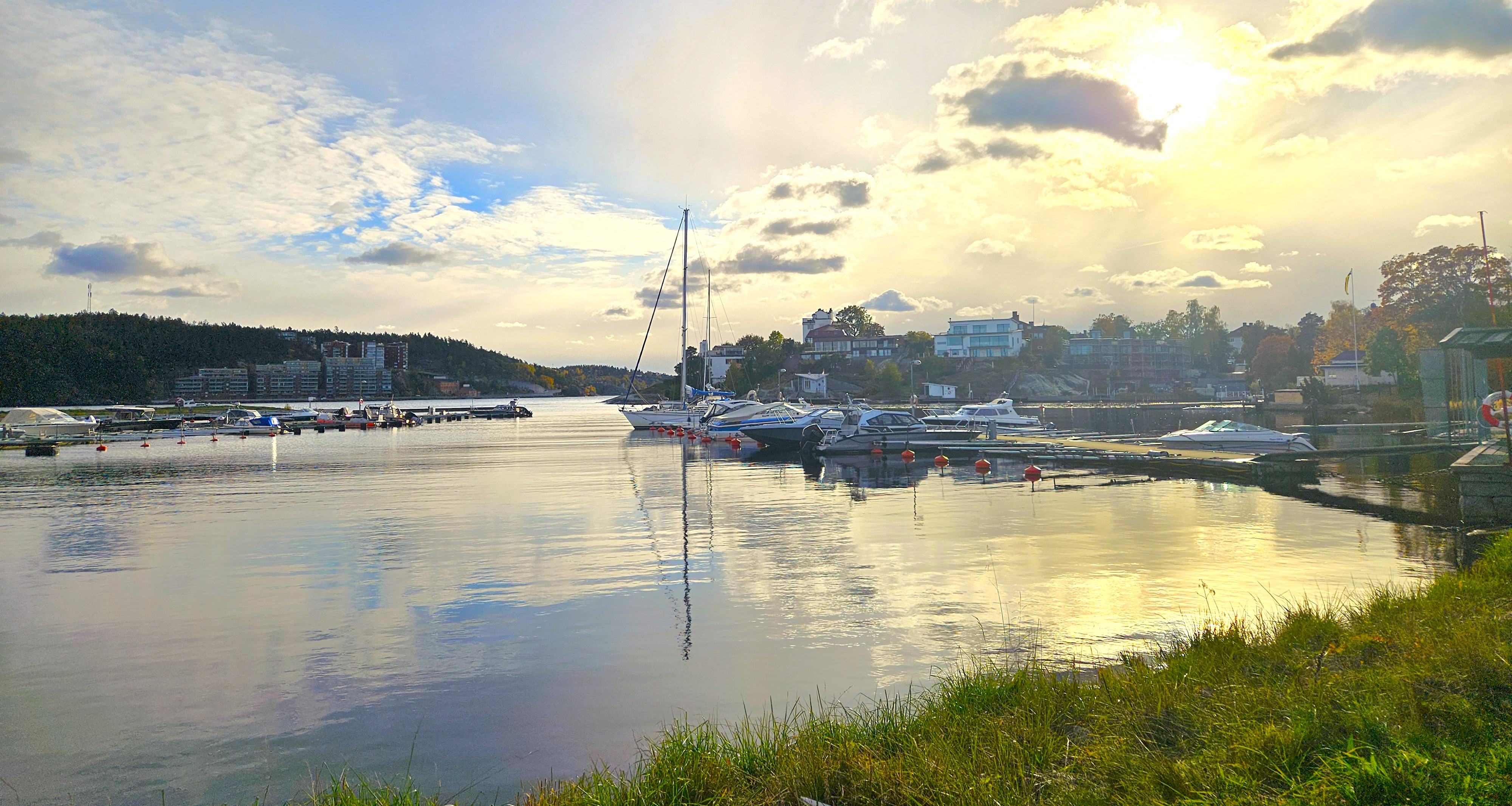 Käppalahamnen i oktober. I bakgrunden skymtar Telegrafbergets bebyggelse. 17 oktober 2025