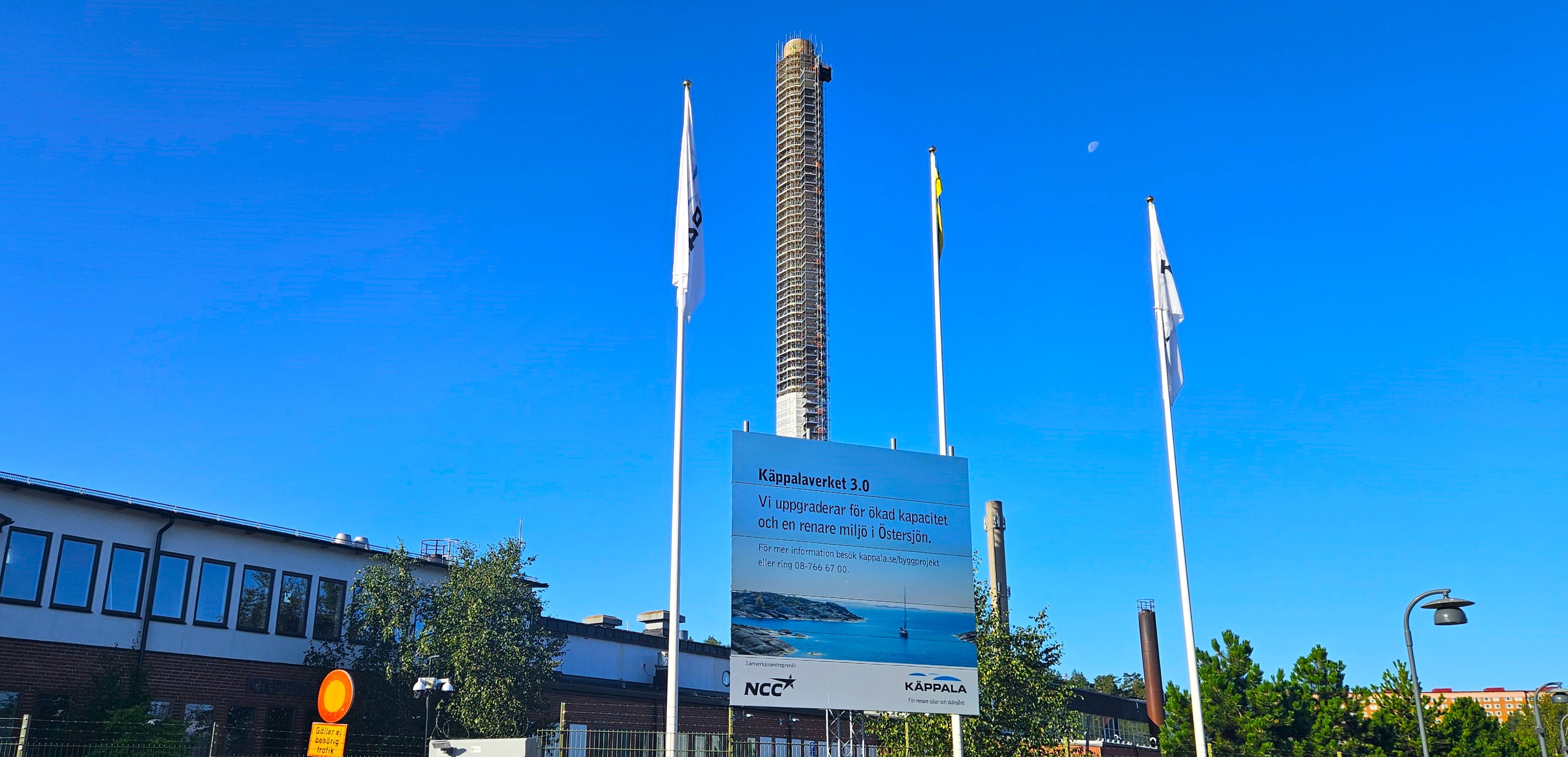 Käppalaverkets 149,5 meter höga skorsten förstärks för att ta emot spillvatten från ännu fler kommuner. 14 augusti 2025