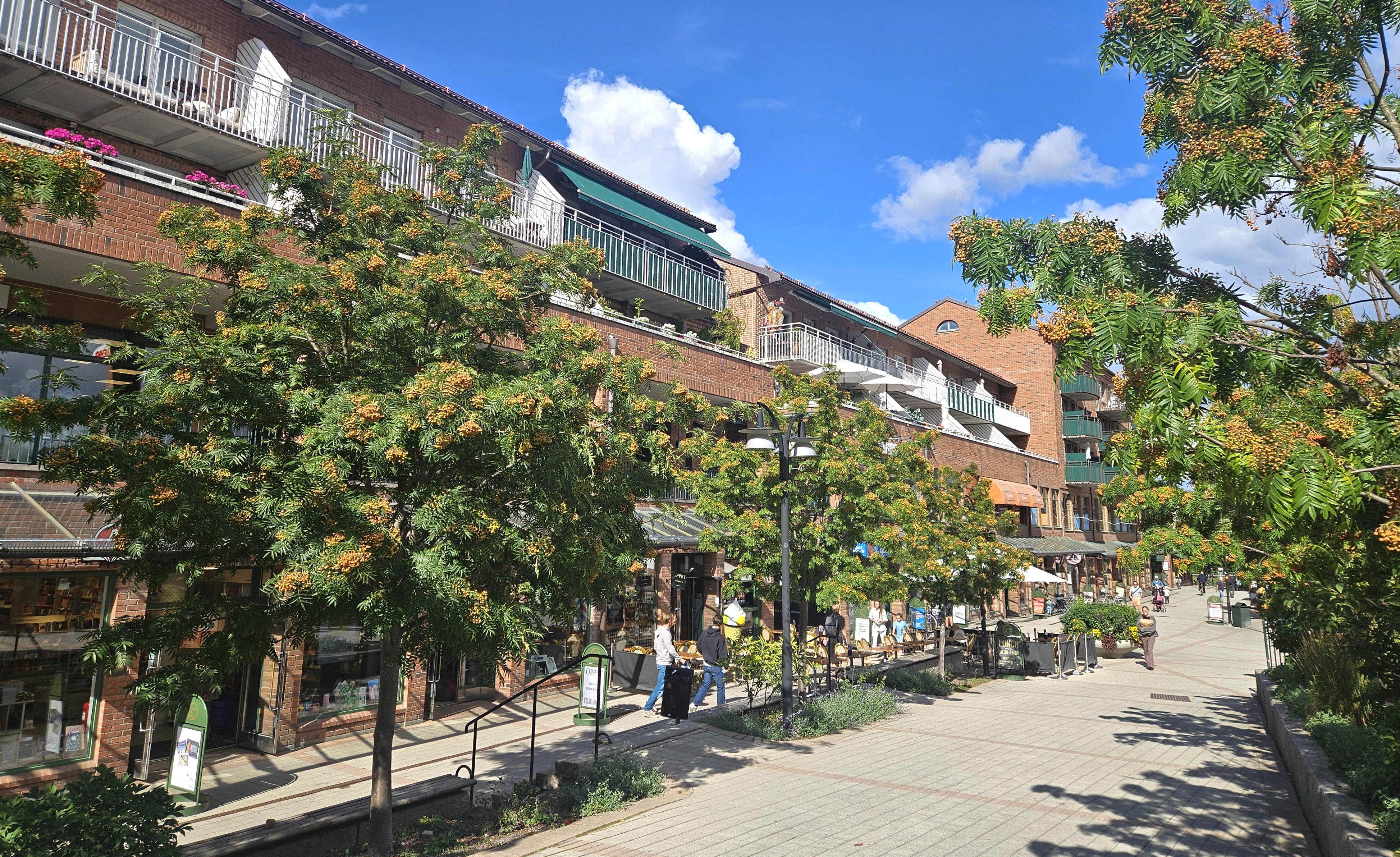 Lidingö centrum en solig dag i augusti. 20 augusti 2025