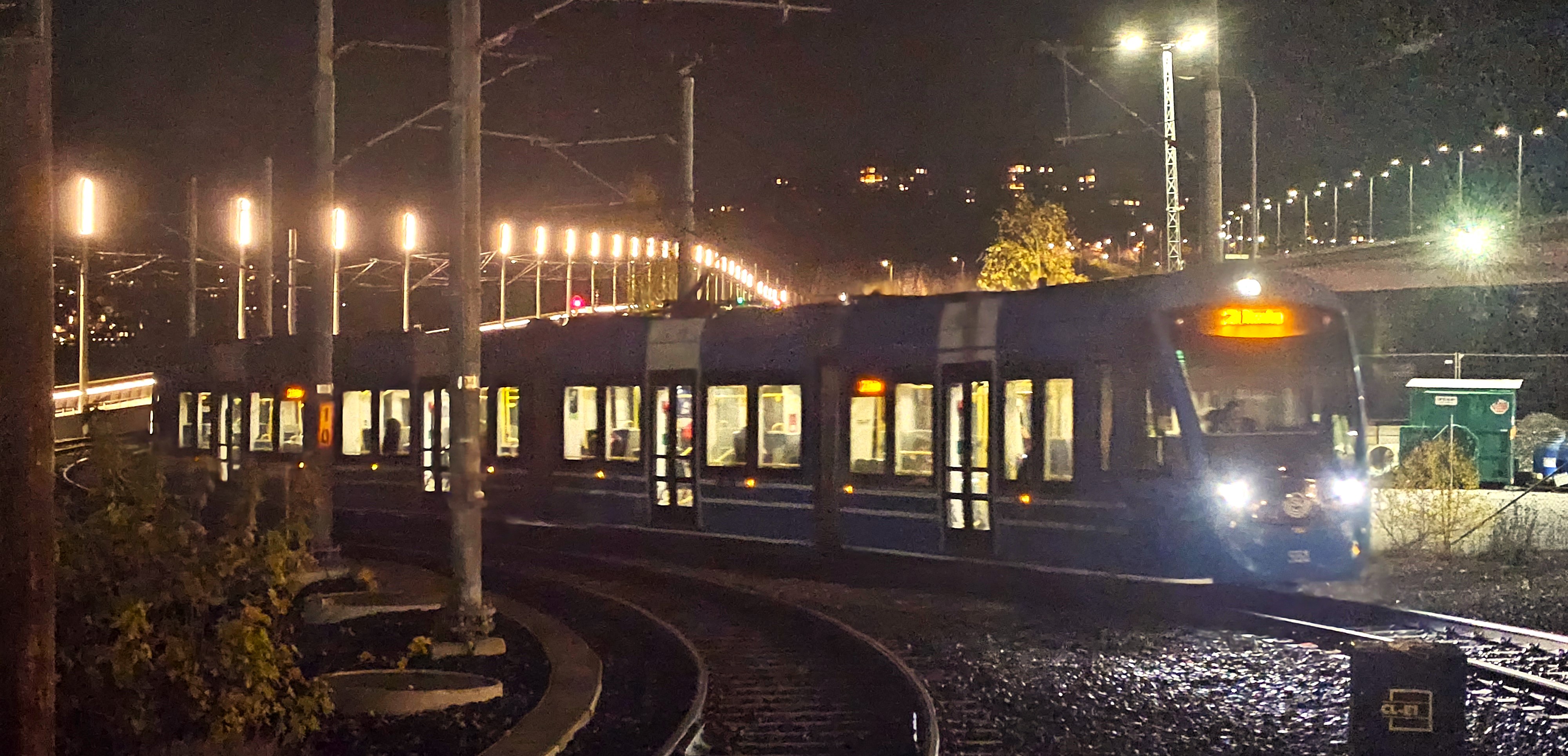 Lidingötåget kryper sakta fram i kurvan till Ropsten. 9 november 2025.