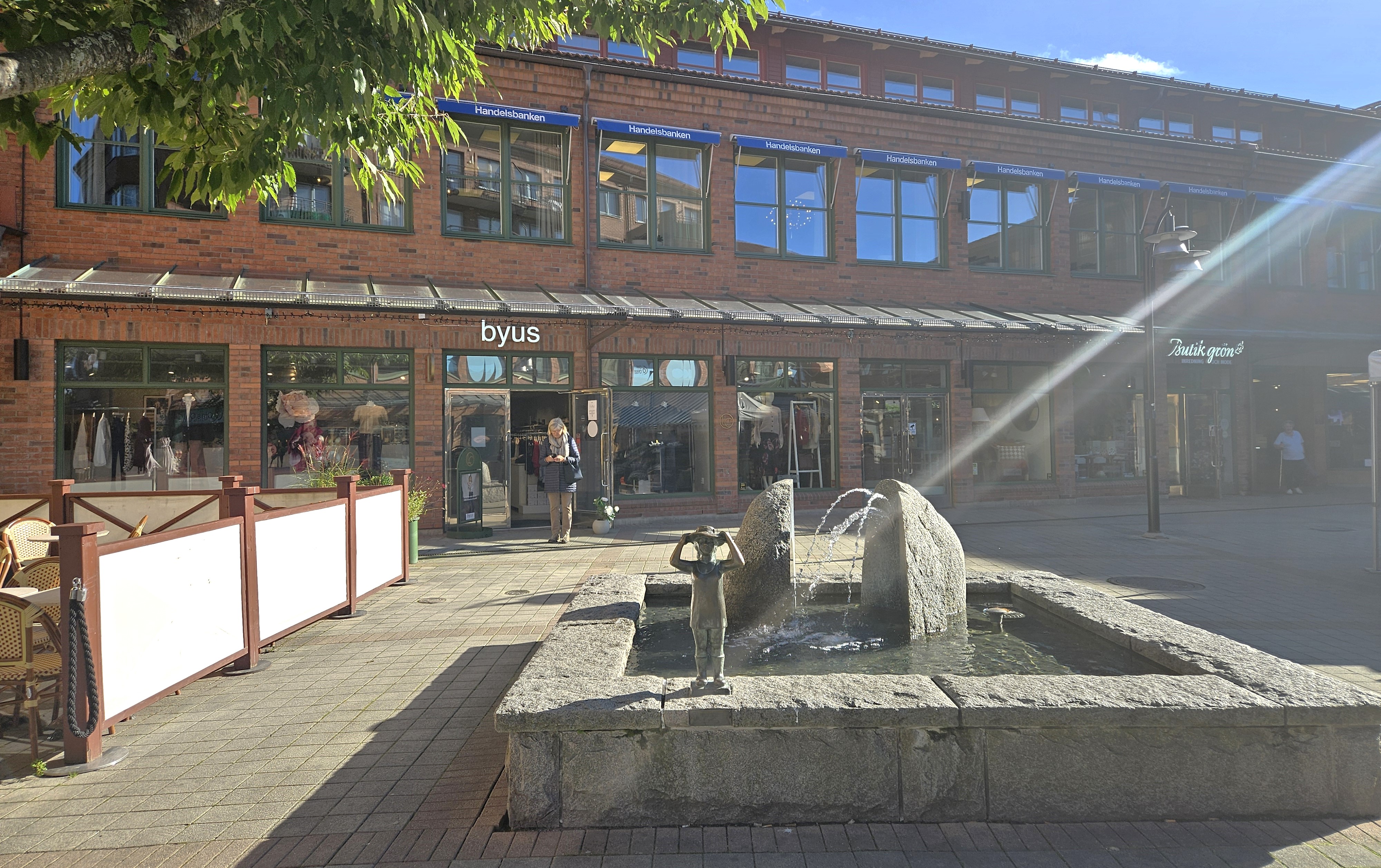 "Människan i centrum" av lidingöskulptören Sven Lundqvist från 2005, står just på Vasatorget i Lidingö centrum. 25 september 2025.