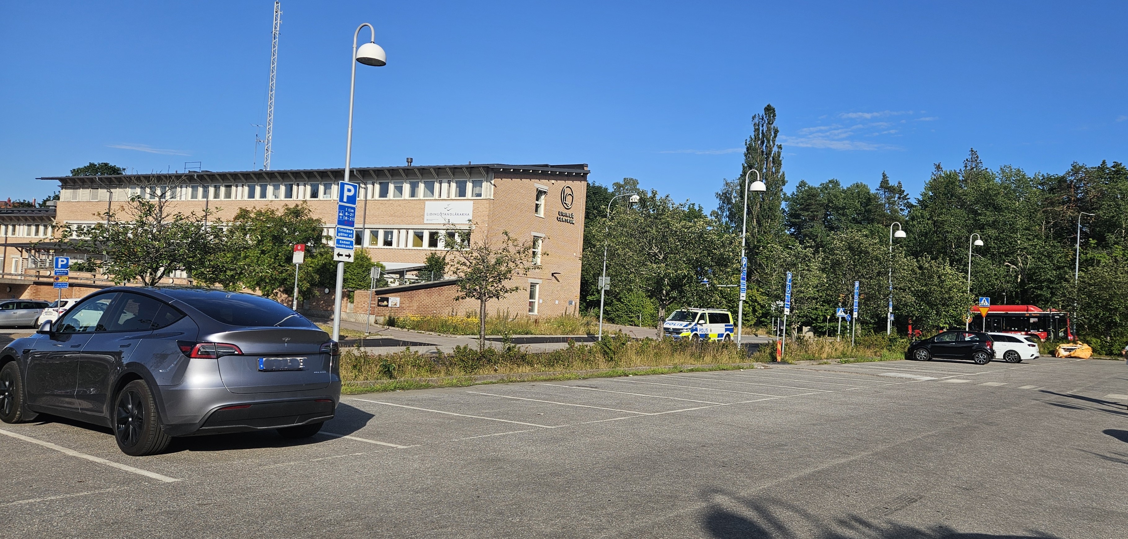 Stadshusparkeringen har många lediga platser så här i mitten av juli. 10 juli 2025