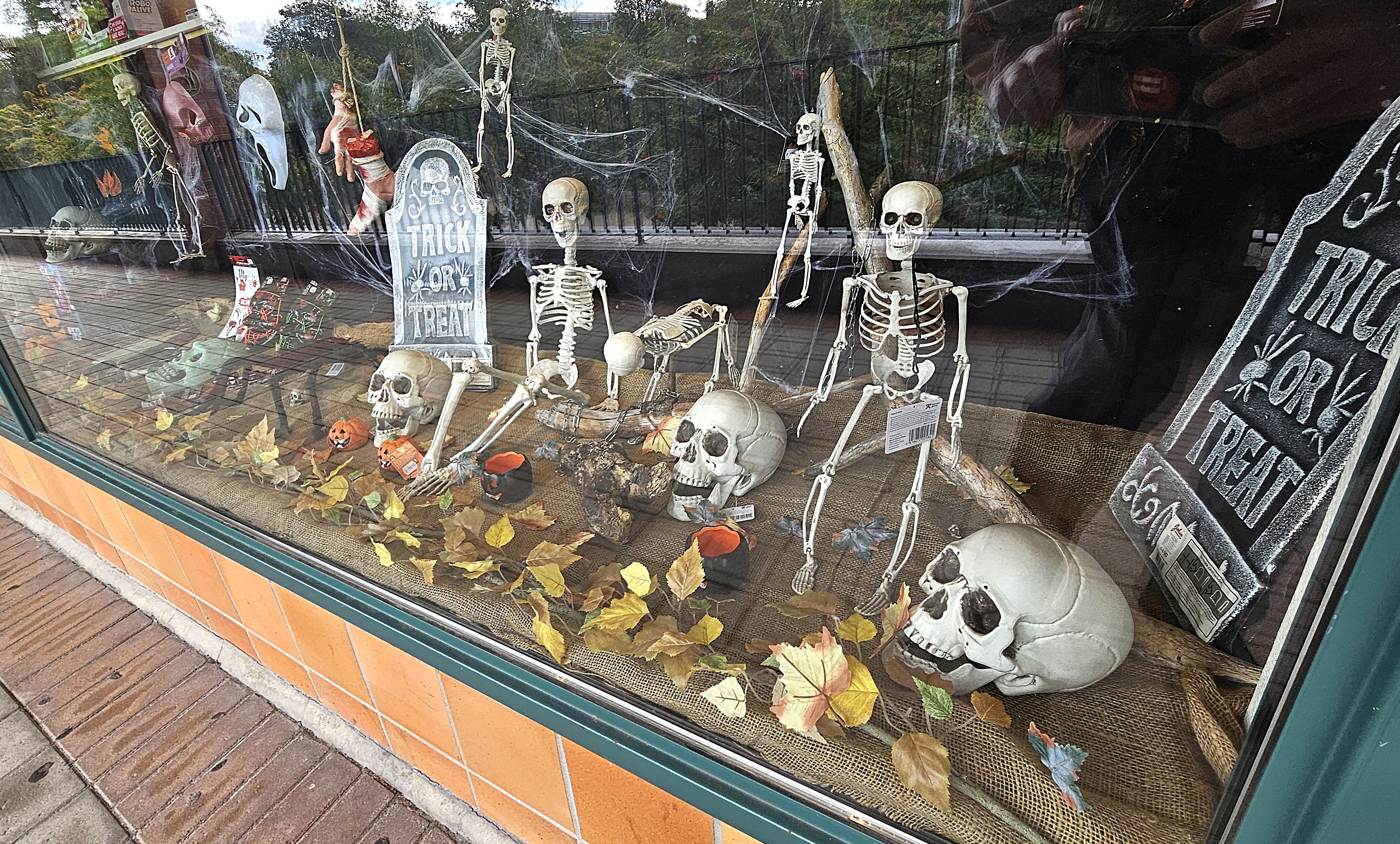 Halloween närmar sig. I fönstret på Lekia kan man se detta. 1 oktober 2025.