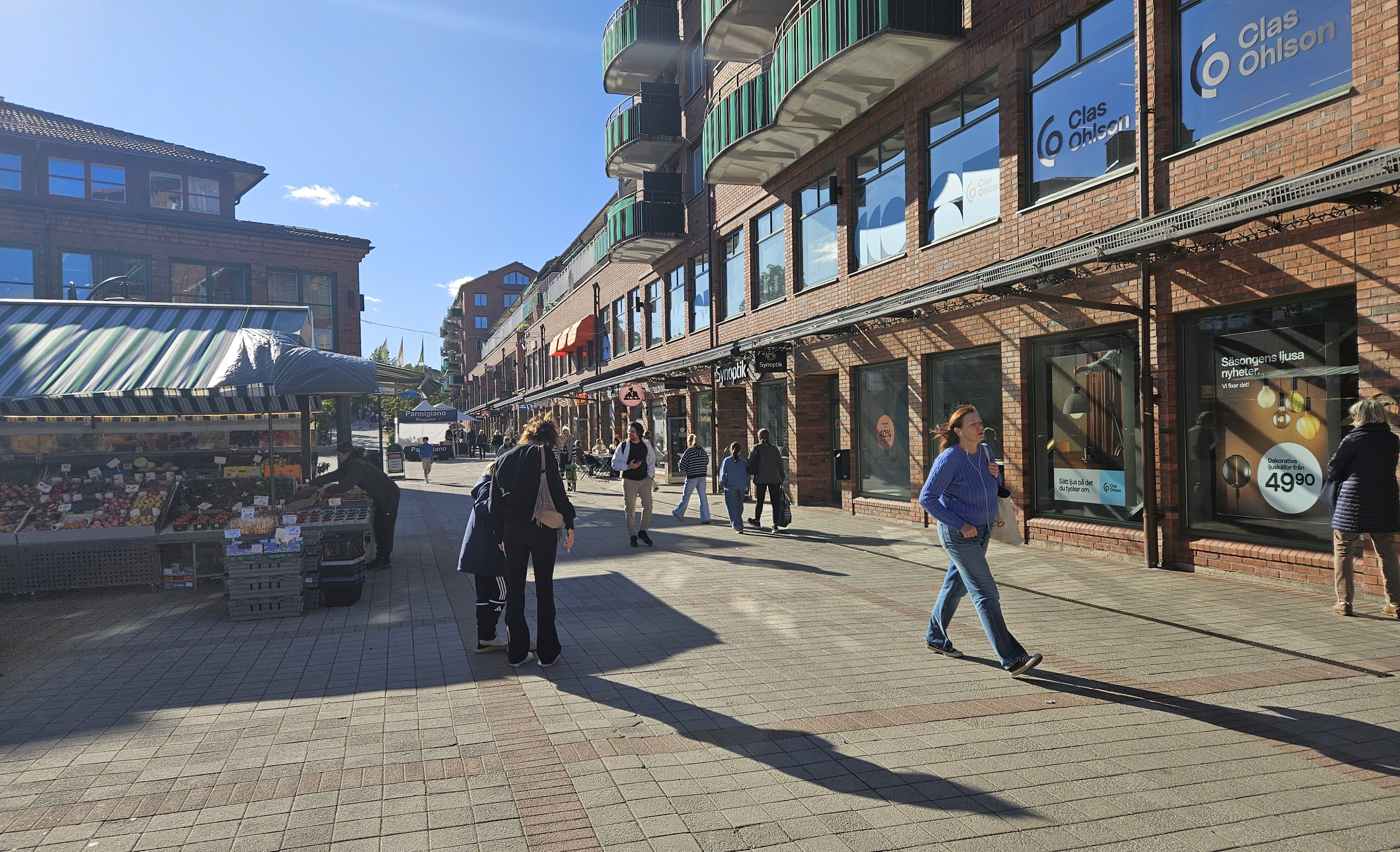 Långa skuggor i Lidingö centrum i den sena septembersolen. 24 september 2025.