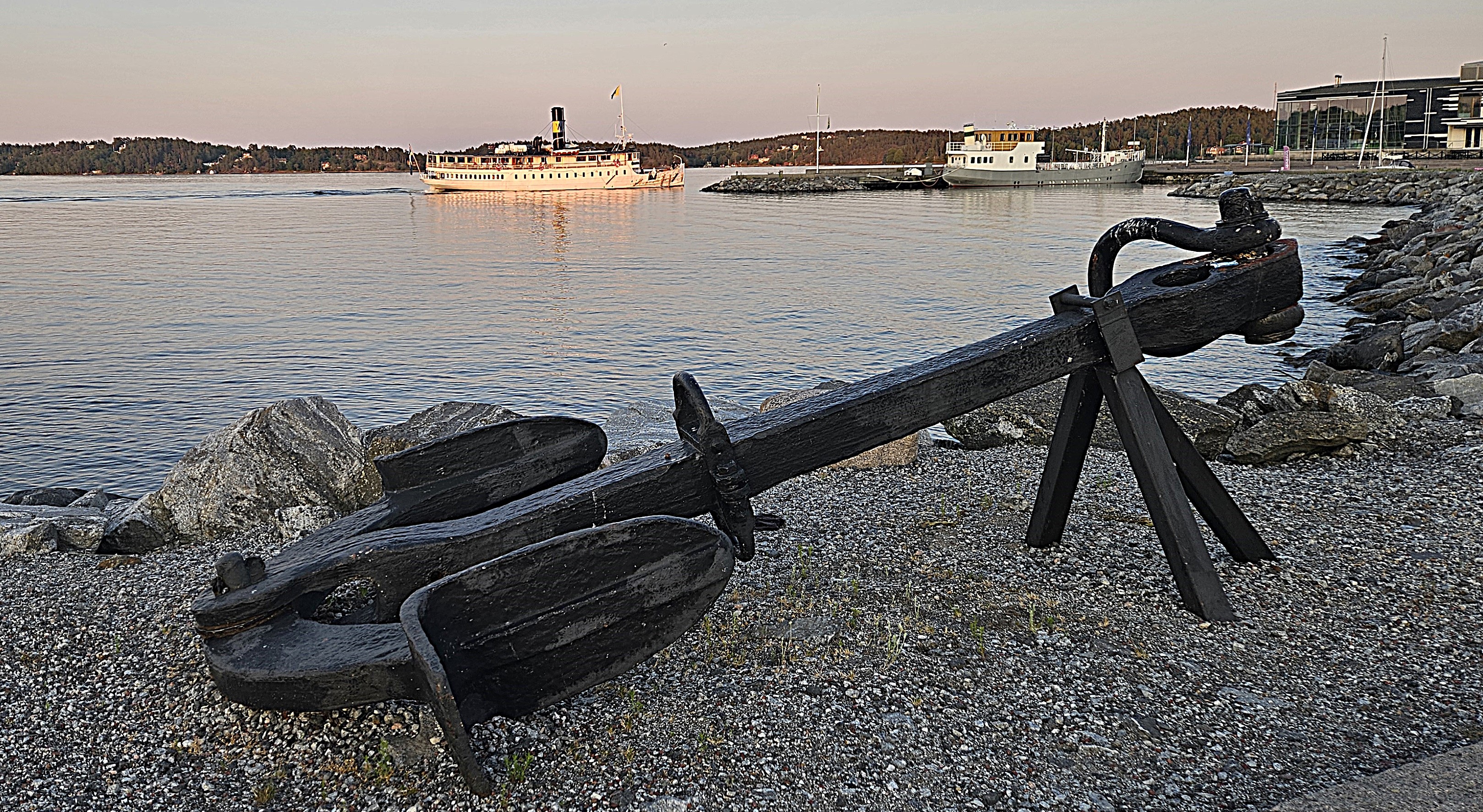 s/s Storskär anländer till Gåshaga brygga på sin kvällstur. m/s Soya ligger som vanligt vid sin plats. 10 juli 2025