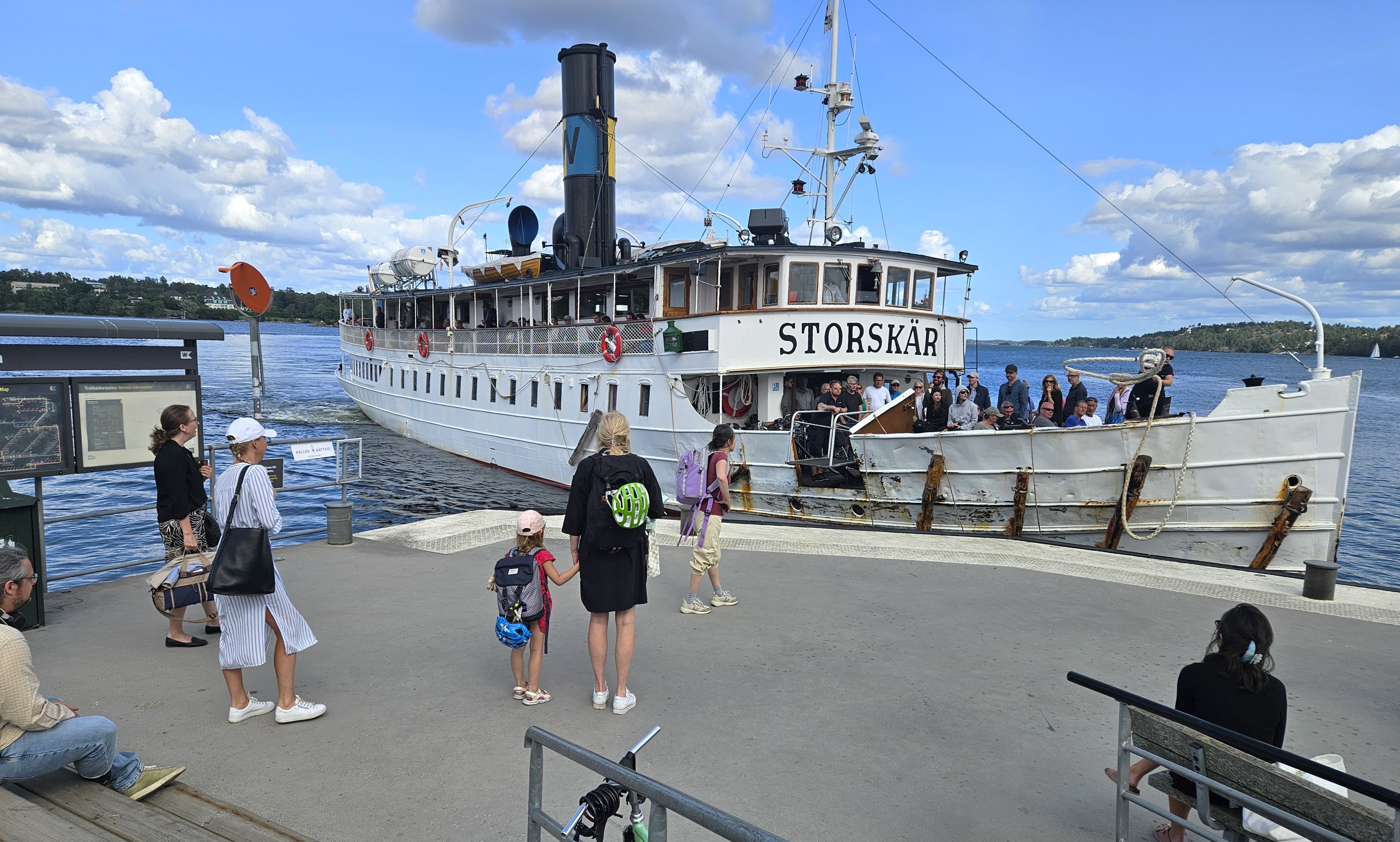 Ett skepp kommer lastat... Storskär anländer till Gåshaga brygga. 8 augusti 2025