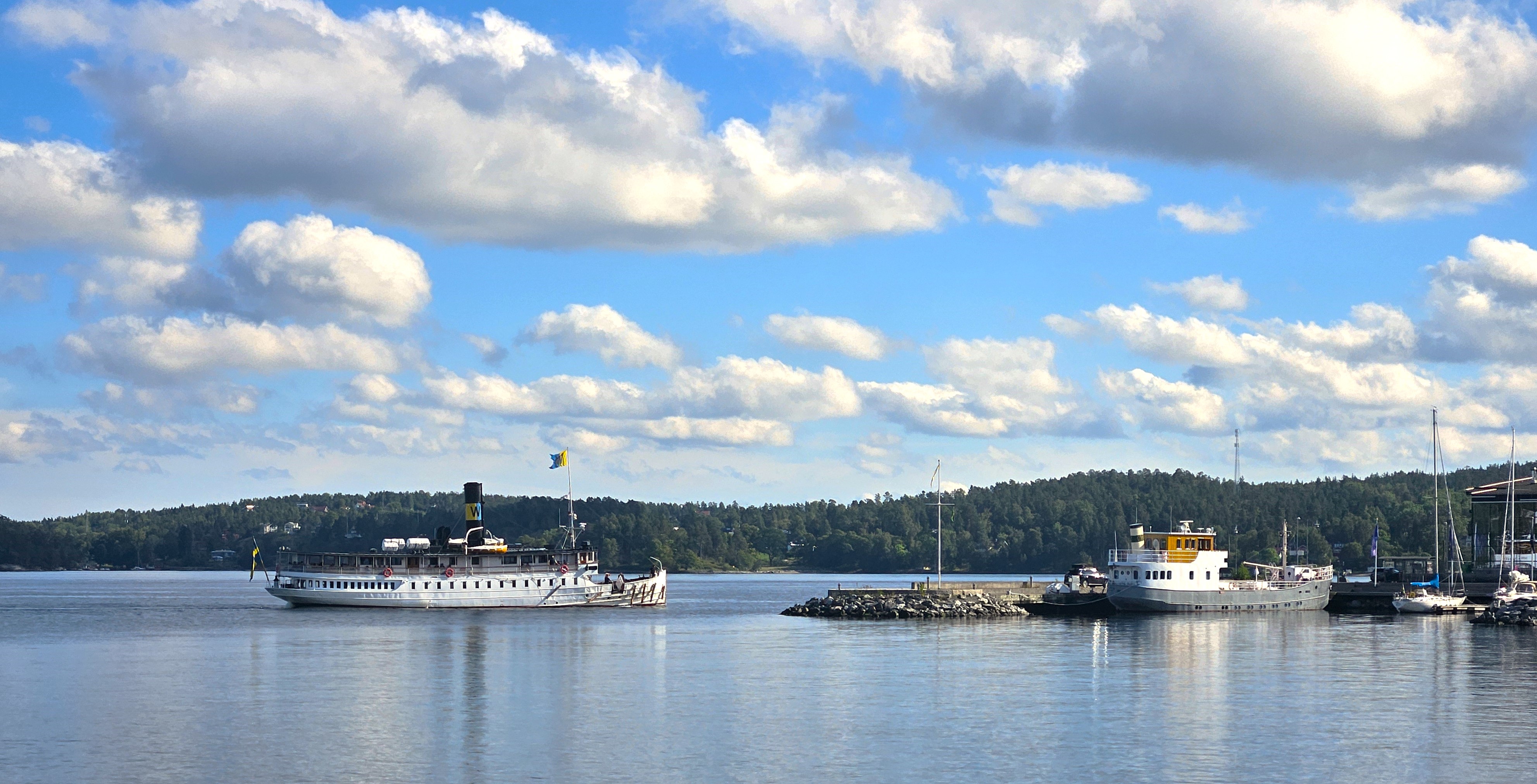 Skärgårdens drottning, s/s Storskär, lägger till vid Gåshaga brygga. 3 september 2025