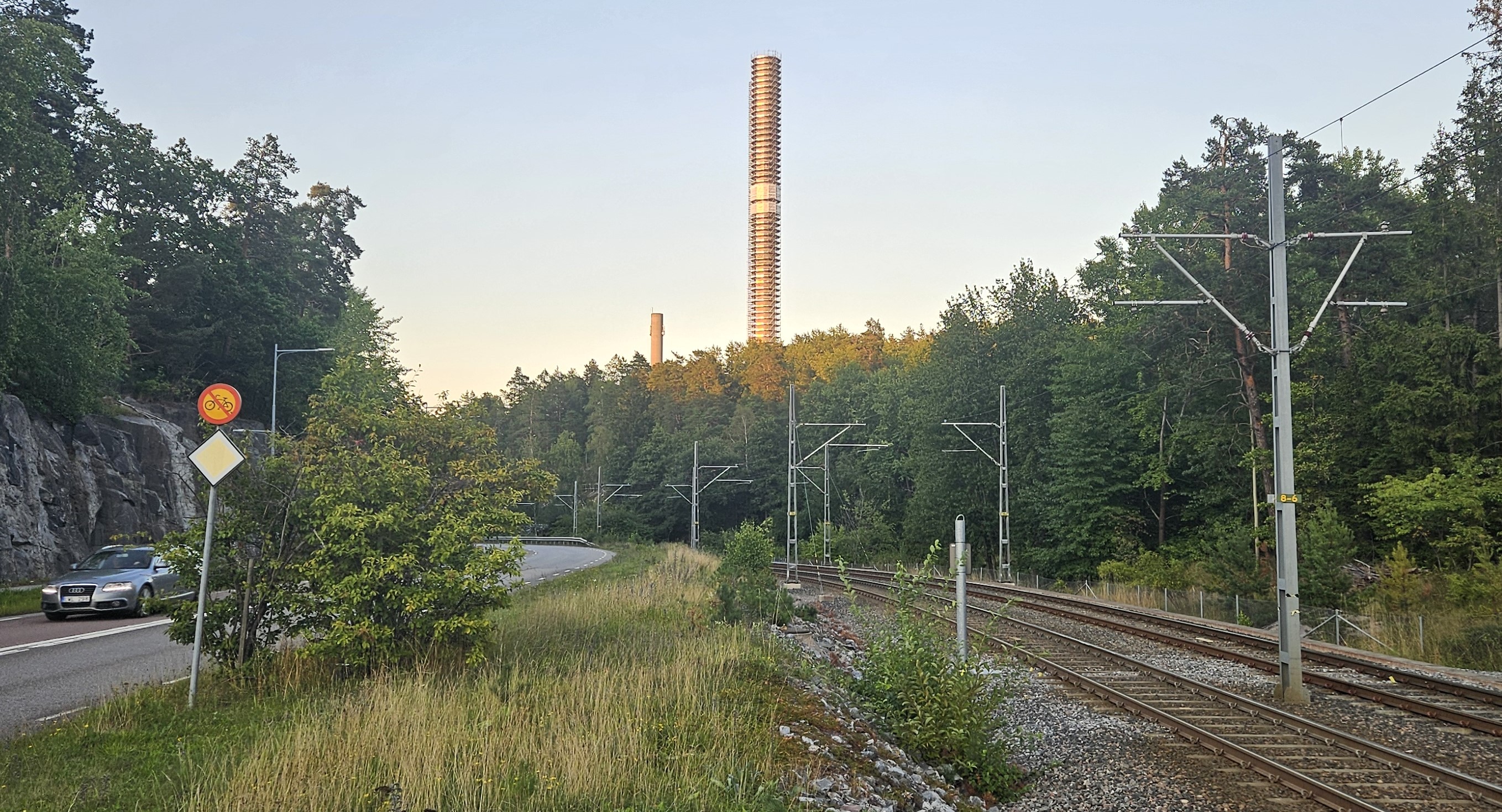 Käppalaverkets 149,5 meter höga skorsten förstärks för att ta emot spillvatten från ännu fler kommuner. 4 september 2025