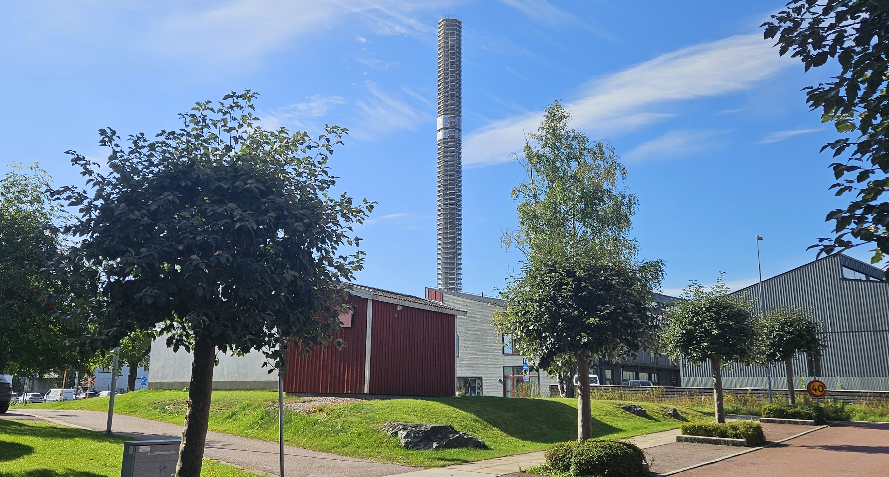 Käppalaverkets 149,5 meter höga skorsten förstärks för att ta emot spillvatten från ännu fler kommuner. 4 september 2025