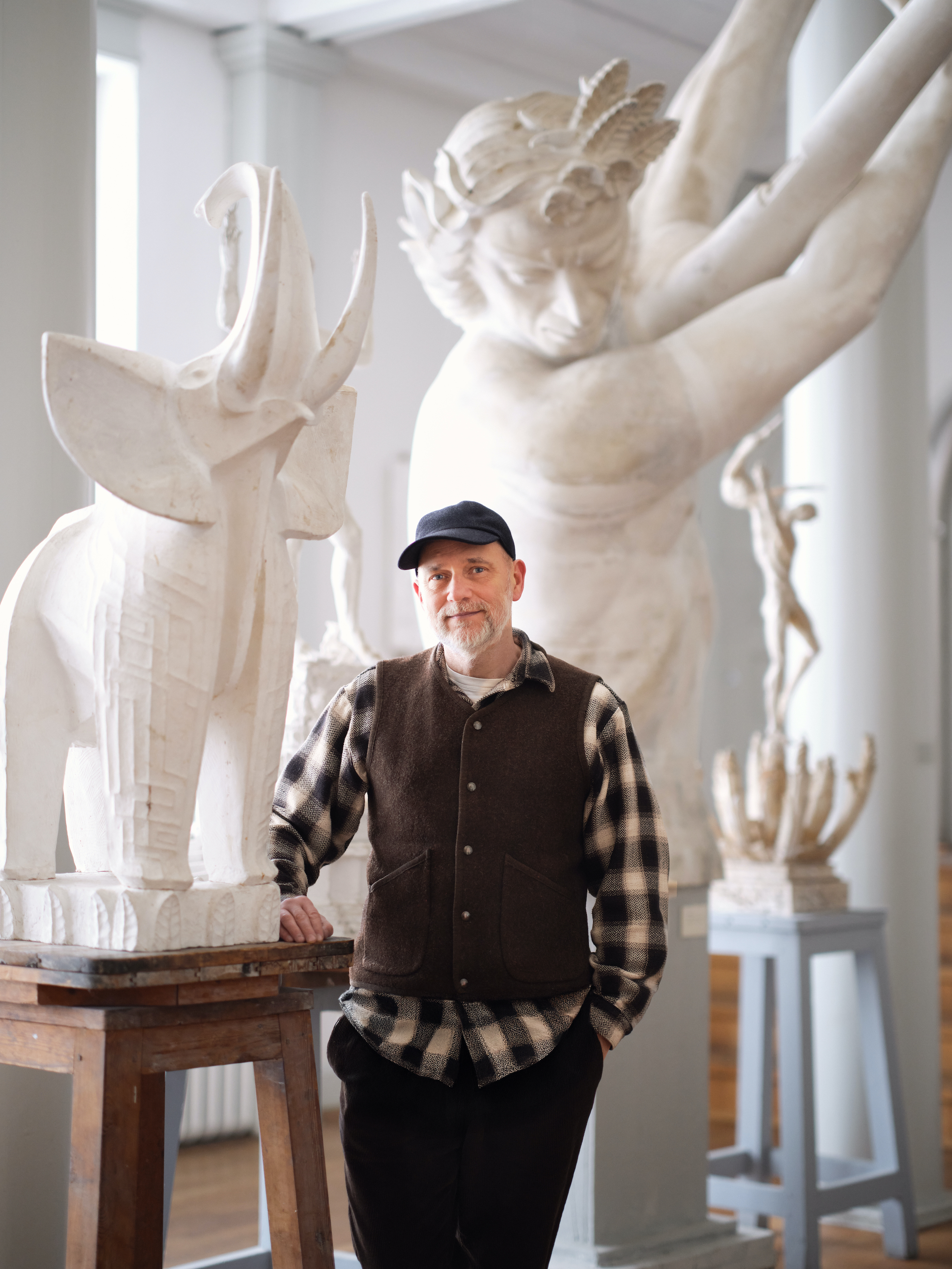 Portätt. Tal R i Carl Milles stora ateljé med Carl Milles originalgipser. Foto Mattias Lindbäck.jpg