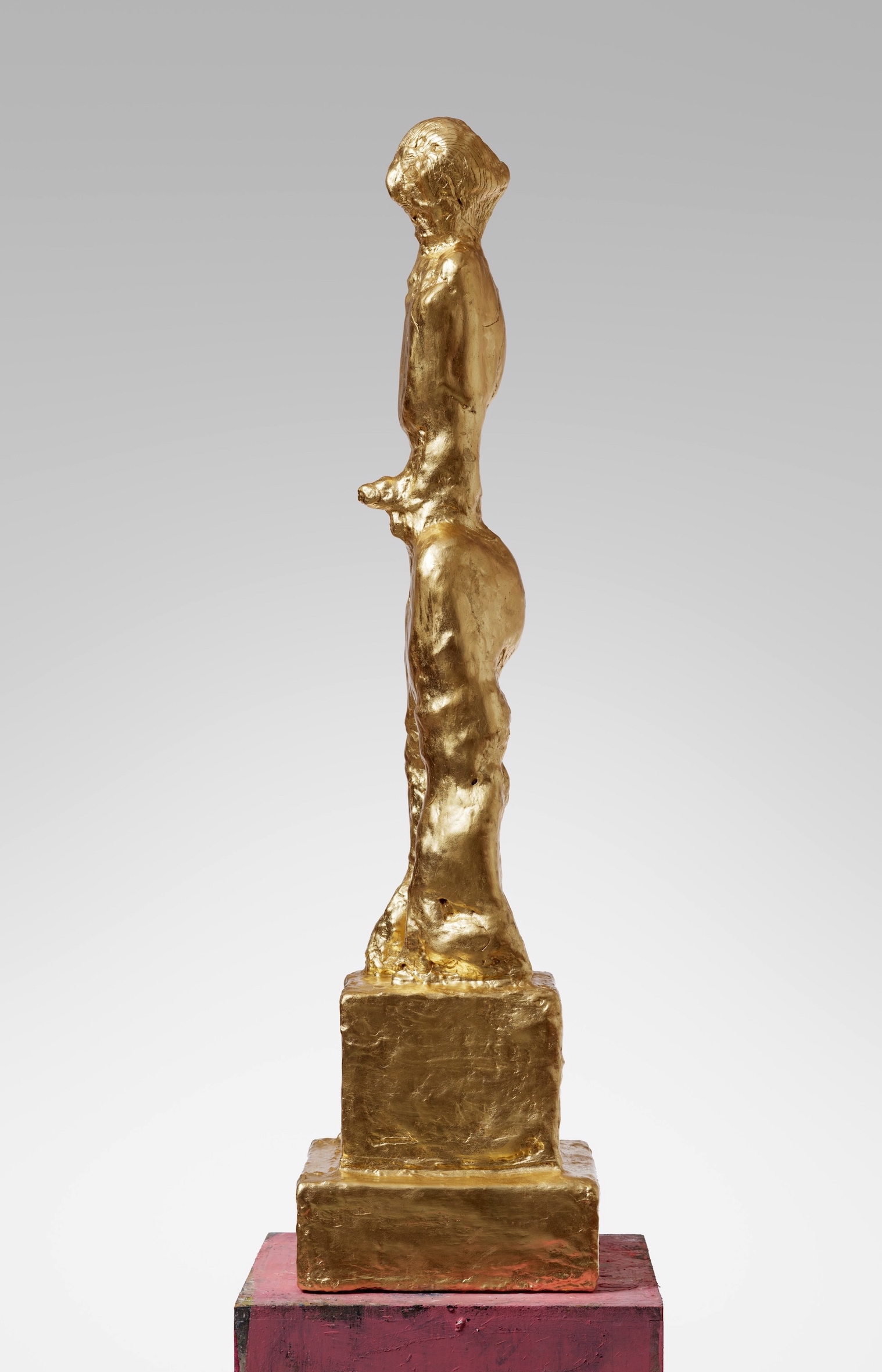 Tal R: Golden boy 2025. Goldmetal, leafplaster and wood. Foto: Anders Sune Berg